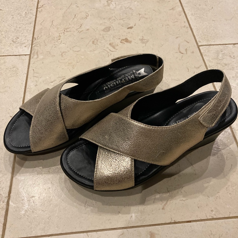 Euc Mephisto Petra size 35 (US 5) gold wedge sandal